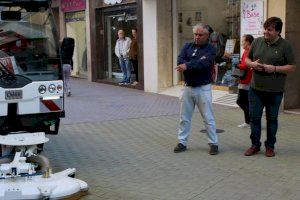 Burriana prueba una máquina para eliminar los chicles pegados al suelo