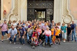 Medio centenar de vecinos de Vilamarxant visitan los lugares de la ciudad de Valencia en los que está presente el mármol de la Pedrera del Rei