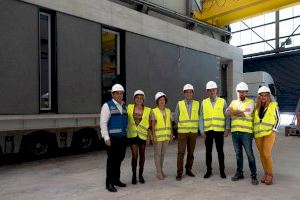 Toni Gonzalez, alcalde de Almussafes, visita INHAUS LAB