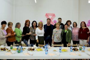 Más de 70 personas participan en la merienda benéfica contra el cáncer de mama