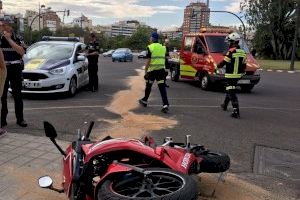 Un motorista resulta herido en un choque en la rotonda de Aragón en Valencia