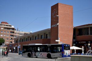 El Ayuntamiento de Petrer convoca 43 becas de transporte público de 200 euros cada una