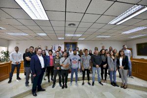 32 jóvenes comienzan a trabajar en distintas áreas de la administración local dentro del programa de contratación de personas jóvenes de Torrevieja