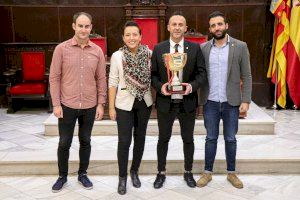 El Ayuntamiento de Sagunto homenajea al subcampeón del mundo de peluquería por equipos, Iván Martínez