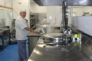 El Hospital de Alicante invierte cerca de 600.000 euros en la modernización de la cocina que da servicio a los pacientes