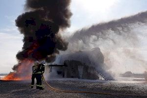 Gran simulacre en l'aeroport d'Alacant: així es treballa en l'incendi d'un avió