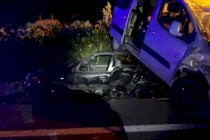 Dos vehicles col·lideixen un sobre l'altre en un aparatós accident a Benifairó de la Valldigna