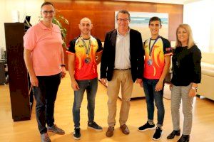 El alcalde Toni Pérez recibe a los taekwondistas Jonathan Moreno y Fernando Sanabria tras lograr la medalla de plata en Sarajevo