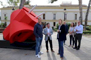 Cs planta un enchufe gigante frente al Ayuntamiento de Moncada para denunciar los tratos de favor de la alcaldesa