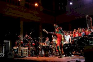 La Nau celebra su veinte aniversario en el Teatro Principal con un espectáculo que fusiona la música africana con Bach