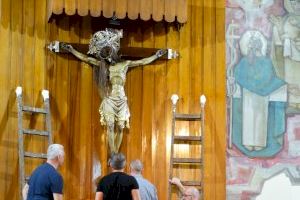 Con la bajada de la imagen del Santísimo Cristo del Salvador comienzan los actos en honor al patrón del Cabanyal