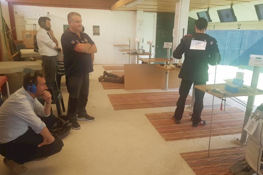 Carlos González visita las instalaciones del Club Precisión de Tiro Olímpico Elche