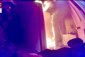 Los bomberos extinguen un aparatoso incendio en un edificio de Burriana