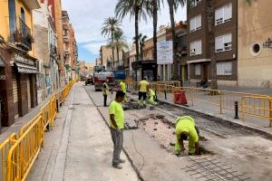 El Ayuntamiento repavimenta la plaza y la calle principal de Castellar-l’Oliveral