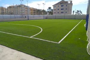 Deportes cambia el césped del campo de futbol 7 del Polideportivo Les Sorts de Moraira