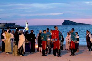 Un año más, la Mare de Déu del Sofratge es hallada entre cenizas en la playa de Benidorm