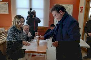 Ximo Puig ejerce su derecho al voto en Morella