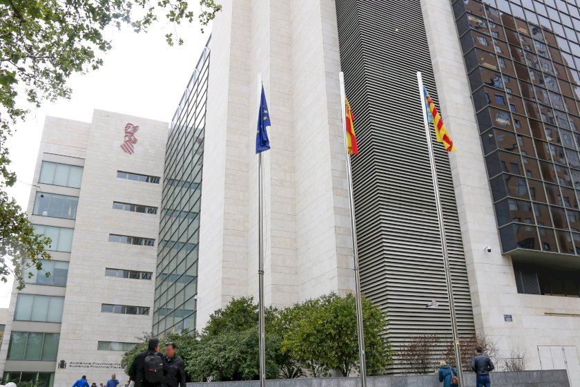 Huit anys de presó per intentar apunyalar en el coll a un home a Carcaixent