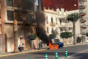 Pavoroso incendio de un coche en el Grao de Castellón