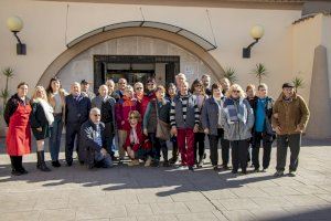 El tren turístico de la campaña ‘Súbete al tren del comercio y conoce tu ciudad’ llega al mercado municipal de Sagunto