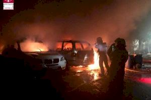 Sufoquen l'incendi de diversos vehicles a Almassora