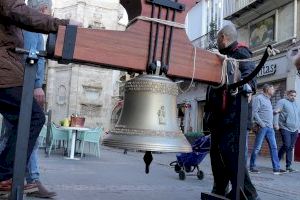 La primera campana de santa Catalina de Valencia llega a la iglesia