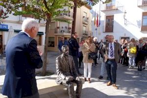 Utiel homenajea a su ilustre historiador D. Miguel Ballesteros Viana con una escultura a tamaño real