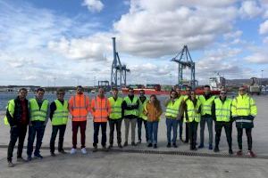 Estudiantes de la UMH visitan la empresa Terminal Marítima del Sureste de Alicante