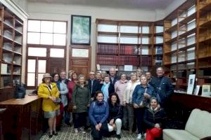 Un grupo de más de 100 turistas de Vigo visita Elda para conocer el Teatro Castelar y la Librería Vidal