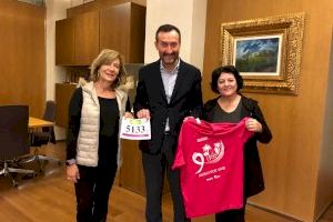 AMACMEC entrega al alcalde de Elche y a miembros del Equipo de Gobierno la camiseta y el dorsal de la XV carrera contra el cáncer de mama