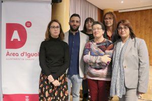 El Centro Cívico de Sagunto acogió ayer la conferencia de la escritora Laura Freixas sobre su último libro y el machismo en el mundo de la cultura