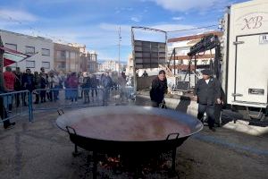 Fideuá popular en Peñíscola para celebrar el último día de las Fiestas de Invierno