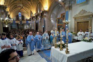 El cardenal Cañizares impone las medallas a los ‘Angelets de la Puríssima’ de Ontinyent