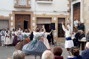 El baile popular del Grup de Danses Morro Falquí de El Poble Nou de Benitatxell se integra a una programación de Santa Cecilia más inclusiva