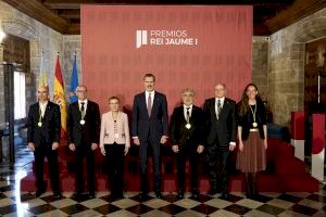 Felipe VI reivindica en los Premios Jaume I la necesidad de aumentar la inversión en ciencia