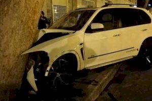 Así quedó este coche tras estamparse contra un árbol en pleno centro de Valencia