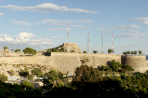 El equipo de Gobierno invierte 1,4 millones de euros en restaurar los castillos de San Fernando y Santa Bárbara de Alicante