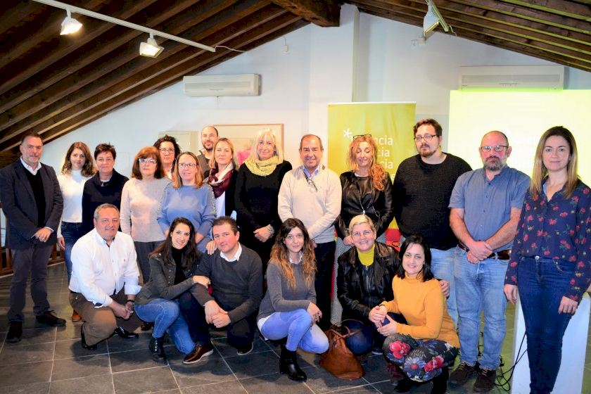 Més de 30 agents públics i privats es reuneixen a Requena per a optimitzar la gestió de serveis turístics locals