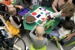 Personal divulgador científico de 'Ciencia a Escena' del Museu de les Ciències realiza experimentos en la Unidad Pedagógica Hospitalaria del Hospital Clínico