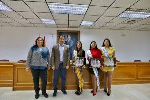 Raquel Tévar, María Cases y Cristy Guamán reciben los distintivos de la Corte Salinera, el colgante y un barco de sal cuajado en las lagunas de las Salinas