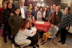 Consuelo Domingo cumple 100 años y es homenajeada por el Ayuntamiento de Albal