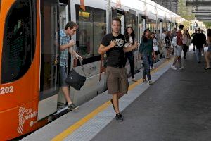 Ferrocarrils de la Generalitat reduce el tiempo de espera del paso a nivel del TRAM d'Alacant en Benidorm de la avenida de Beniardà