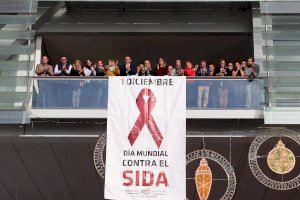 Benidorm despliega una gran pancarta para conmemorar el Día Mundial contra el SIDA