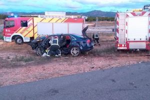 Rescatan a un conductor atrapado en el choque entre un camión y un coche en Vinaròs