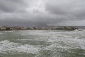 El temporal deixa al seu pas platges inundades i carreteres tallades en tota la Comunitat