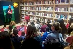 La biblioteca acerca la poesía y la literatura a los más pequeños de Oropesa del Mar