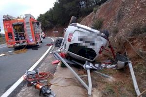 Dos ancianos resultan heridos tras volcar con su coche en Buñol