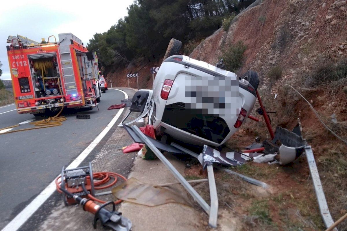 Dos ancianos resultan heridos tras volcar con su coche en Buñol