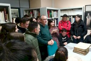 La regidora d’Arxiu trasllada a l’alumnat el valor de l’Arxiu municipal durant una visita a les instal·lacions