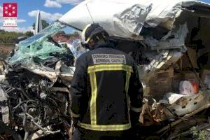 Fallece un motorista al chocar de forma violenta contra una hormigonera en La Vall